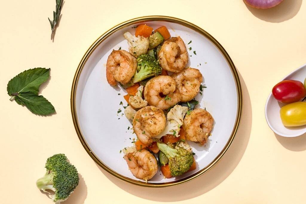 Cajun shrimp paired with steamed vegetables, a flavorful meal perfect for diet-busy peoples.