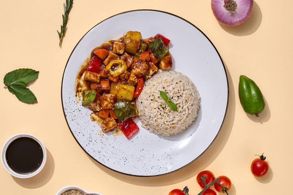 A teriyaki tofu bowl with fresh vegetables, perfect for plant-based meal plans and healthy eating in the UAE.