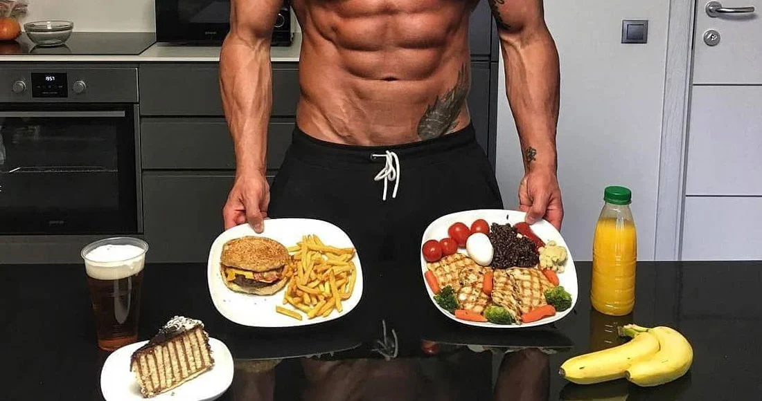 Image of a man with defined muscles showing two meal options for a complete diet plan for muscle gain.