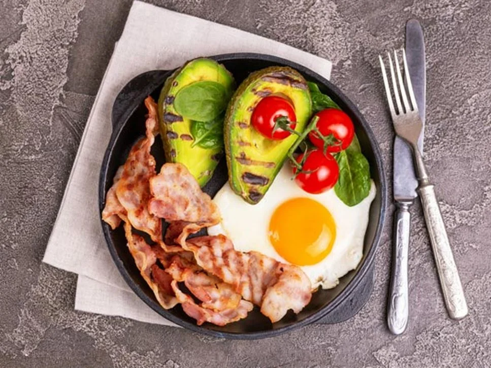 A healthy keto breakfast with eggs, avocado, and bacon, part of a keto meal delivery service in Dubai.