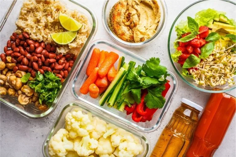 A vibrant meal prep with fresh vegetables, hummus, and healthy snacks for weight loss meal plans in Dubai.